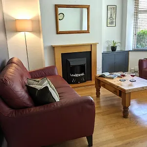 https://heart-of-belfast-sleeps-5-private-garden.belfasthotelsireland.com